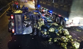 Hiện trường vụ xe tải chở rau lật trên đại lộ Thăng Long trong đêm