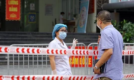 Cách ly toà nhà có ca dương tính trên phố Nguyễn Lương Bằng