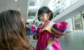 Trẻ em thích thú khám phá văn hóa Hàn Quốc tại Bảo tàng Dân tộc học 