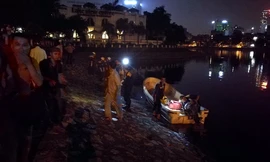 Vớt cá chết trên mặt hồ Hoàng Cầu xuyên đêm