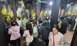 Người dân Hà Nội tấp nập đi lễ chùa Phúc Khánh cầu an sáng mùng 3 Tết