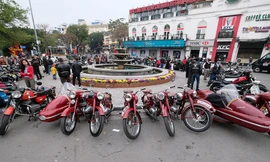 Cận cảnh dàn 'xế khủng' đổ bộ Hồ Gươm sáng mồng 1 Tết