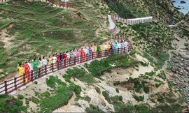 Thí sinh HHVN với áo dài hoà thiên nhiên hùng vĩ của Eo Gió qua flycam