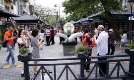 Phố sách Hà Nội nhộn nhịp những ngày đầu mở cửa