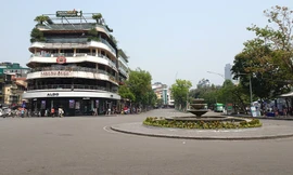 Nắng như đổ lửa, phố đi bộ Hồ Gươm vắng tanh ngày cuối tuần