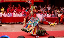 Người dân dự lễ hội Đền - Đình Kim Liên dưới cái nắng nóng như đổ lửa