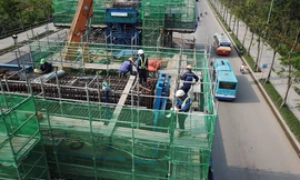 Công nhân vật vã làm việc trên công trường dưới nắng nóng 40 độ