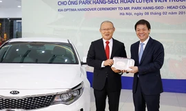 HLV Park Hang Seo nhận quà tặng đặc biệt trước khi về quê