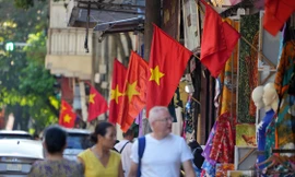 Đường phố Hà Nội rực rỡ cờ hoa chào mừng Ngày Giải phóng Thủ đô 