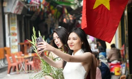 Giới trẻ vẫn háo hức chụp ảnh tại ‘ngã tư quốc tế’ chiều 30 Tết