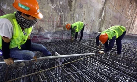 Công nhân làm việc dưới hầm sâu 19 mét ga Nhổn - Ga Hà Nội ngày nắng nóng