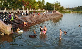 Hà Nội nắng gay gắt, người dân đổ xô ra Hồ Tây 'hạ hỏa'