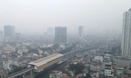 Hơn 10 giờ sáng, Hà Nội vẫn chìm trong sương mù dày đặc