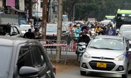 Thi công tu sửa dầm cầu Long Biên khiến giao thông ùn tắc