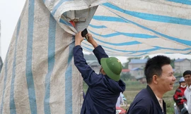 Hình ảnh người dân Nam Sơn tháo lều bạt sau đối thoại với chính quyền