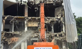 Hà Nội: Phun nước chống bụi khi phá dỡ tòa nhà Hàm cá mập