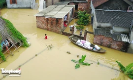 Người dân Hà Nội bơi thuyền vào nhà sau sự cố nước tràn đê