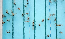 Nước bể bơi thường bị nhiễm khuẩn như thế nào?