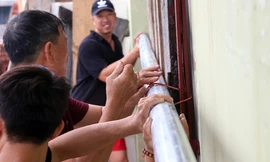 Bão số 3 áp sát đất liền, người dân Cát Hải hì hục đắp bao cát, chằng nhà