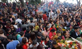 Chen chân, lách qua biển người để dâng lễ ở Phủ Tây Hồ