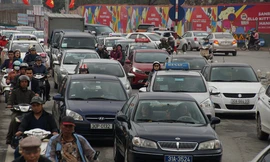 Mọi ngả đường vào Phủ Tây Hồ ùn tắc