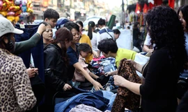 Chen chân mua hàng giảm giá ngày cuối năm trên phố cổ 