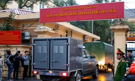 Đoàn xe chở bị cáo vụ án tham nhũng – kinh tế tại PVC tới tòa 
