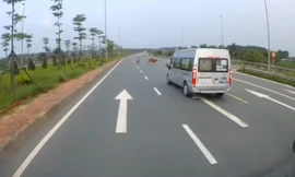 Tình huống thót tim khi người chăn thả bò băng qua đường cao tốc