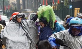 Người Hà Nội vất vả trong ngày mịt mù mưa rét