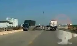 Taxi lấn làn đâm trực diện xe tải trên cầu