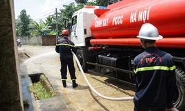 Dùng xe cứu hỏa phun nước vệ sinh sau lũ giúp dân Chương Mỹ