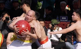 Mãn nhãn với trai làng tranh cướp nhau quả cầu nặng gần 20kg ở Hà Nội
