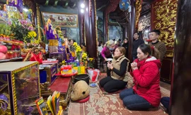 Đầu xuân, đền ông Hoàng Bảy nhộn nhịp du khách thập phương