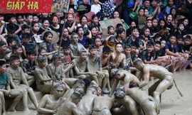 Nghìn người thích thú 'tắm bùn' khi cổ vũ hội vật cầu nước