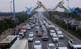 Dòng phương tiện ùn ùn về Hà Nội trong ngày cuối nghỉ Tết Dương lịch