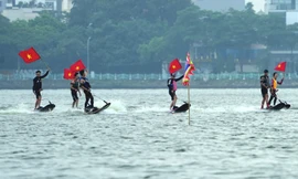 Thích thú màn trình diễn dù lượn, lướt sóng điêu luyện ở Hồ Tây