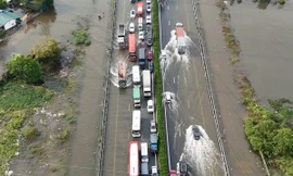 Ô tô tắc hơn 5km trên cao tốc Pháp Vân - Cầu Giẽ do ngập úng 