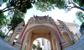 Tại sao lại có cổng Tam quan cổ kính nằm giữa Nhà hát Hồ Gươm và tòa nhà Bộ Công an?