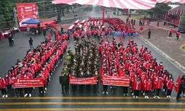 Tưng bừng diễu hành hưởng ứng Chủ nhật Đỏ lần thứ XIII