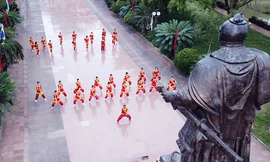 Thí sinh HHVN múa võ dưới tượng đài Quang Trung