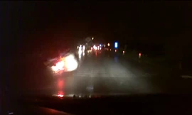 Thót tim với tình huống xe máy ngã ngay trước đầu ôtô