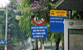 Biển báo giao thông 'thách thức' người đi đường Thủ đô