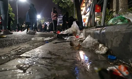Rác lại ngập khu vực hồ Hoàn Kiếm sau đêm đón năm mới 2019