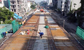 Nhìn từ trên cao cầu vượt tuyến đường nghìn tỷ ở quận Long Biên đang thi công gấp rút