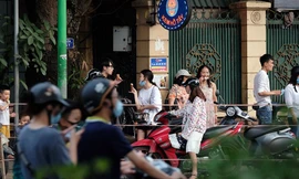 Bất chấp dịch COVID-19, cả trăm người vẫn xếp hàng thưởng thức kem Hồ Tây