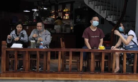 Hàng quán tại Hà Nội nhộn nhịp ngày đầu phục vụ khách tại chỗ