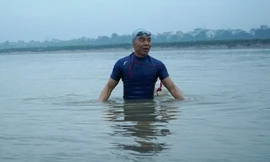 Người Hà Nội tắm sông Hồng trong cái lạnh 'cắt da, cắt thịt'