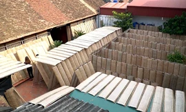 Về làng cổ Thổ Hà xem người dân sản xuất bánh đa nem nổi tiếng