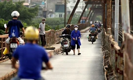 Hà Nội áp Chỉ thị 16, nhiều người vẫn tụ tập trên cầu Long Biên, bơi ở bãi tắm sông Hồng 