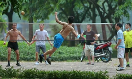 Bất chấp lệnh cấm, hàng trăm người 'phá rào' tụ tập quanh hồ Đền Lừ hóng mát, tập thể dục